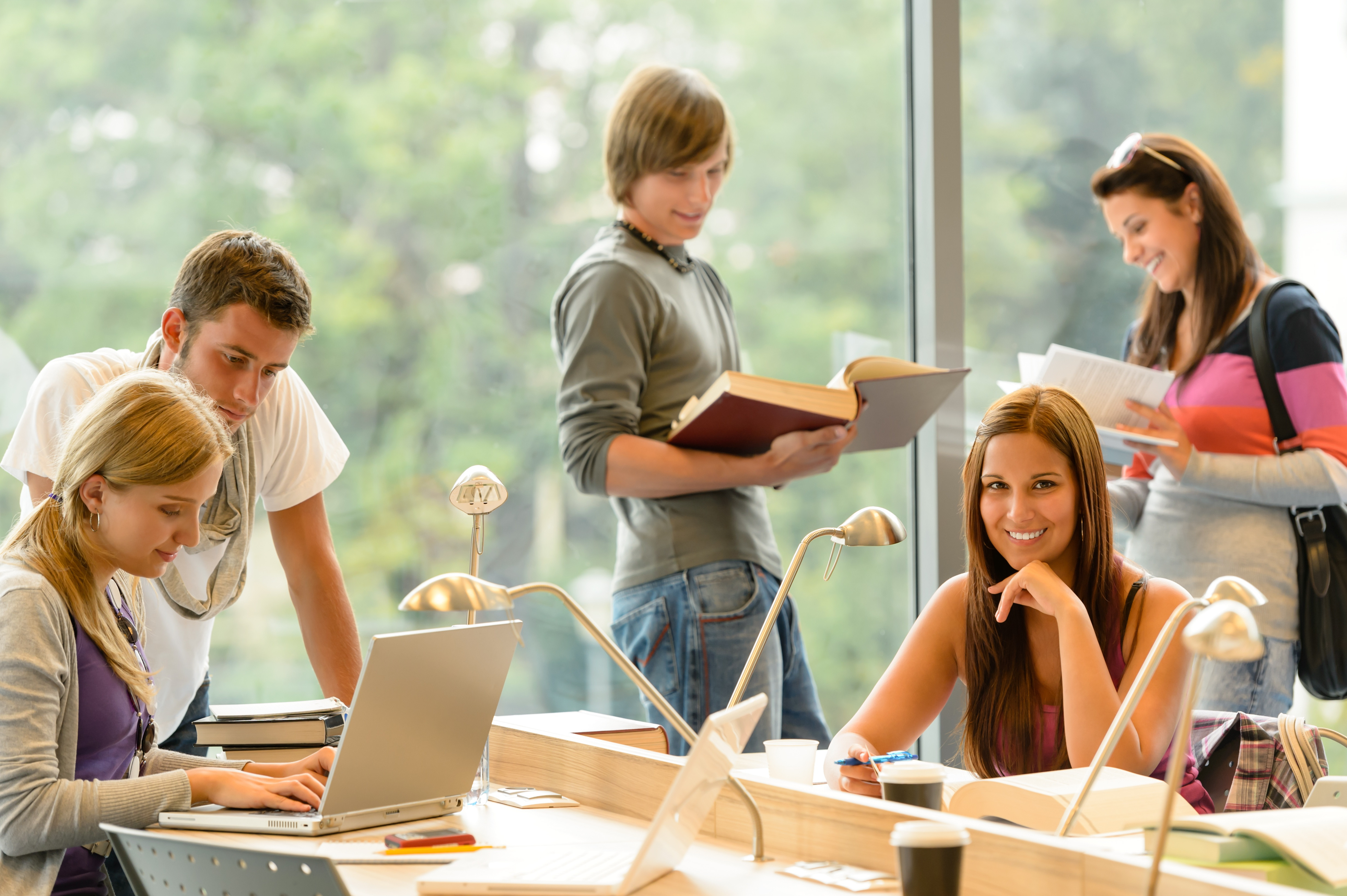 grupo de estudiantes trabajo en equipo